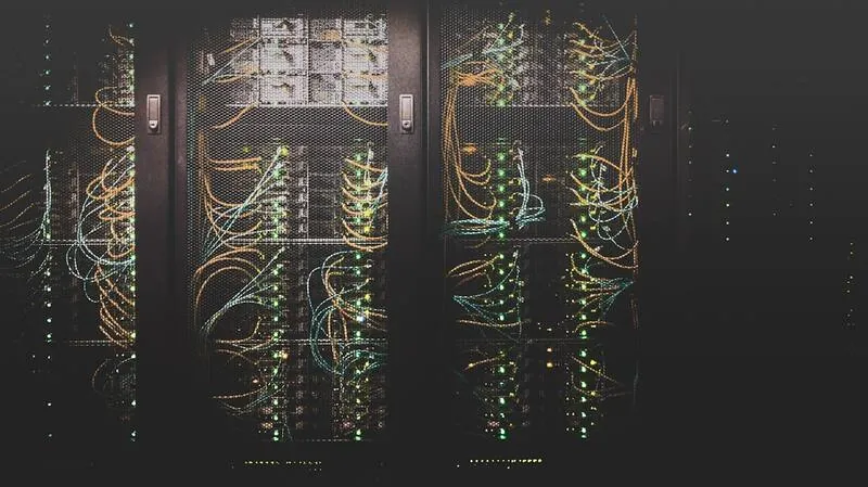 Hardwaredozen in een magazijn