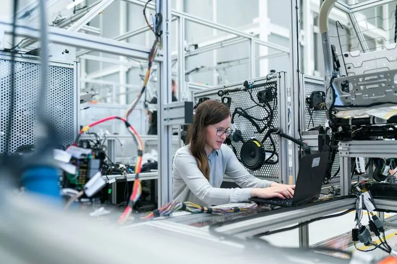Medewerker op de werkvloer met een telefoon